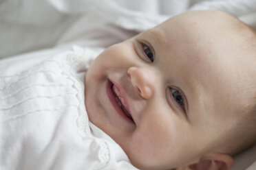 Portrait of smiling baby girl, close-up - JLOF00263