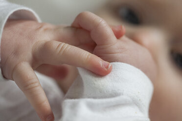 Fingers of baby girl, close-up - JLOF00264