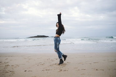 Spain, happy young woman on the beach - RAEF02199