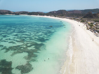 Indonesien, Lombok, Luftaufnahme des Strandes - KNTF02243