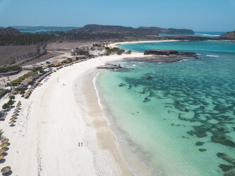 Indonesien, Lombok, Luftaufnahme des Strandes - KNTF02247