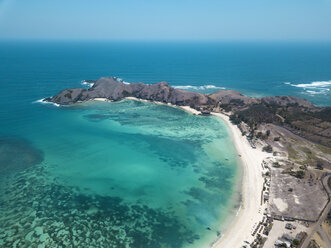 Indonesien, Lombok, Luftaufnahme des Strandes - KNTF02248