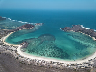 Indonesien, Lombok, Luftaufnahme des Strandes - KNTF02249