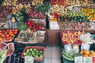 Hochformatige Ansicht von Gemüse zum Verkauf an einem Marktstand - CAVF51035