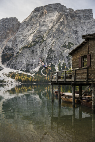 Seitenansicht eines in den See eintauchenden Mannes ohne Hemd, lizenzfreies Stockfoto