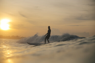 Silhouette Mann Surfen auf dem Meer gegen den Himmel bei Sonnenuntergang - CAVF51108