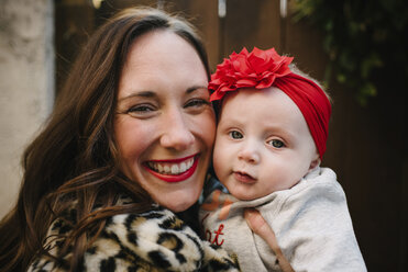 Nahaufnahme eines Porträts einer glücklichen Mutter mit einer im Freien stehenden Tochter - CAVF51110