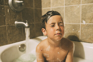 Hemdloser Junge mit geschlossenen Augen beim Baden in der Badewanne - CAVF51118