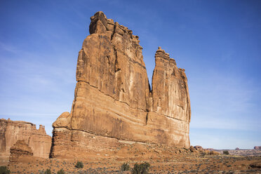 Niedriger Blickwinkel auf eine Felsformation im Arches National Park vor blauem Himmel an einem sonnigen Tag - CAVF51136