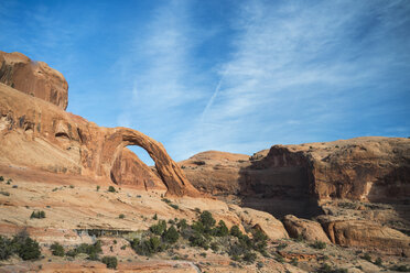 Natürlicher Bogen und Felsformationen im Arches National Park vor blauem Himmel - CAVF51137