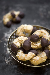 Vegan almond crescents in a bowl - CZF00335