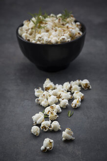 Schale mit Popcorn mit Parmesan und Rosmarin - LVF07494