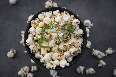 Schale mit Popcorn mit Parmesan und Rosmarin - LVF07495