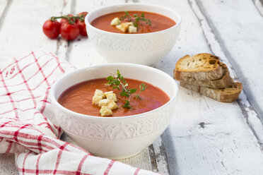 Mediterrane Tomatensuppe mit geröstetem Brot, Croutons und Thymian - LVF07497