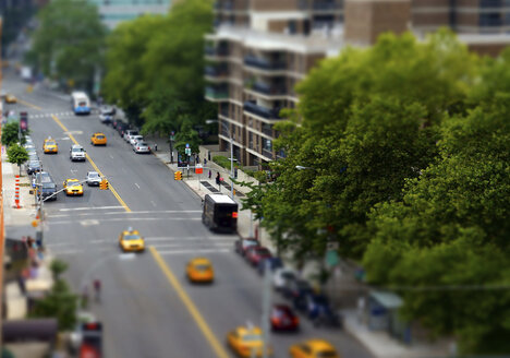 Tilt-Shift-Bild von Fahrzeugen auf einer Stadtstraße - CAVF51156