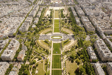 Luftaufnahme eines Parks in der Stadt an einem sonnigen Tag - CAVF51168