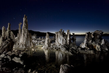 Aussicht auf die Felsen im Mono Lake gegen den nächtlichen Himmel - CAVF51194