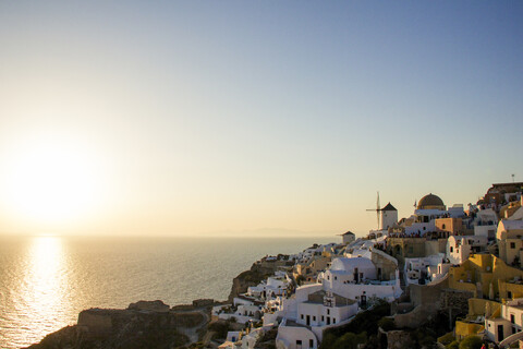 Blick von oben auf das Stadtbild gegen das Meer und den klaren Himmel bei Sonnenuntergang, lizenzfreies Stockfoto