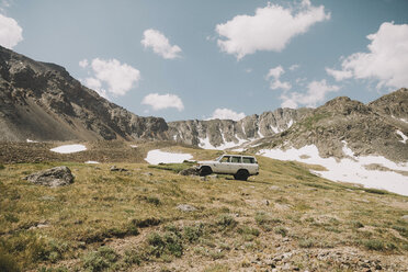 Geländewagen auf Feld gegen Berge und bewölkten Himmel - CAVF51328