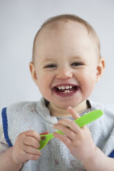 Porträt eines lachenden kleinen Mädchens mit sechs Milchzähnen - JLOF00276
