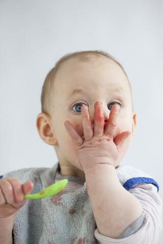 Porträt eines kleinen Mädchens, das Brei isst, lizenzfreies Stockfoto