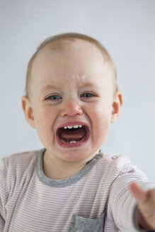 Portrait of screaming baby girl - JLOF00281