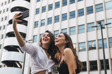 Lachende Freunde machen Selfie mit Handy - KKAF02821