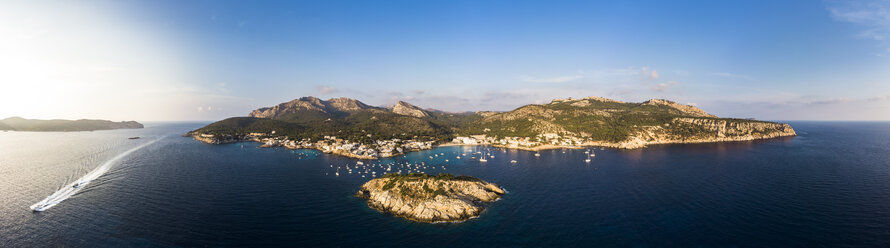 Spanien, Balearische Inseln, Mallorca, Luftaufnahme der Bucht von Sant Elm - AMF06105