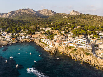 Spanien, Balearische Inseln, Mallorca, Luftaufnahme der Bucht von Sant Elm - AMF06110