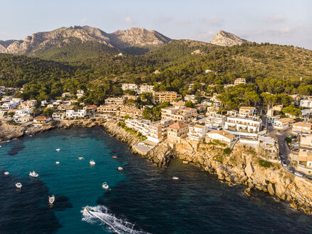 Spanien, Balearische Inseln, Mallorca, Luftaufnahme der Bucht von Sant Elm - AMF06110