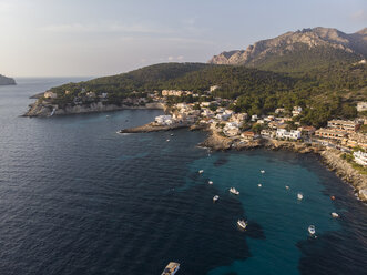Spanien, Balearische Inseln, Mallorca, Luftaufnahme der Bucht von Sant Elm - AMF06111