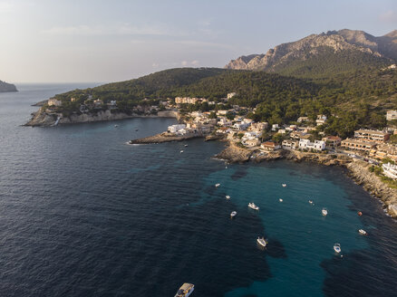 Spanien, Balearische Inseln, Mallorca, Luftaufnahme der Bucht von Sant Elm - AMF06111