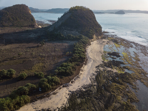 Indonesien, Lombok, Luftaufnahme der Küste bei Kuta, lizenzfreies Stockfoto