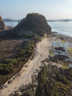 Indonesien, Lombok, Luftaufnahme der Küste bei Kuta - KNTF02275