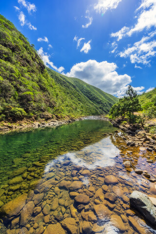 Neukaledonien, Noumea, Berge und See, lizenzfreies Stockfoto