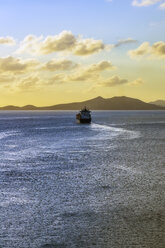 Neukaledonien, Noumea, Tankerschiff am Abend - THAF02285