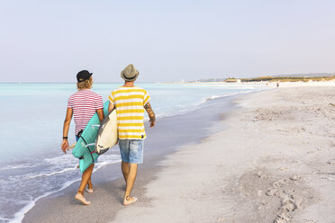 Freunde gehen am Strand spazieren, tragen Surfbretter, Rückansicht - WPEF00958