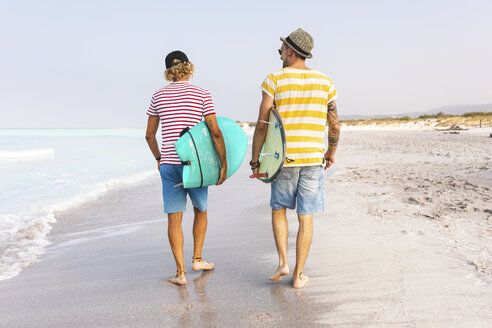 Freunde gehen am Strand spazieren, tragen Surfbretter, Rückansicht - WPEF00959