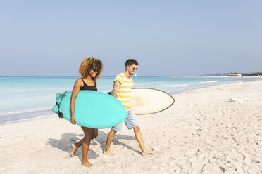 Pärchen am Strand, mit Surfbrettern - WPEF00962