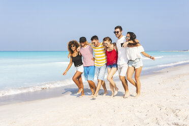 Group of friends walking on the beach - WPEF00963