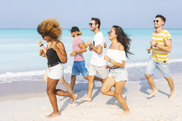 Freunde haben Spaß, laufen am Strand - WPEF00967