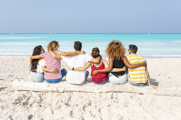 Freunde machen eine Pause, sitzen am Strand - WPEF00981