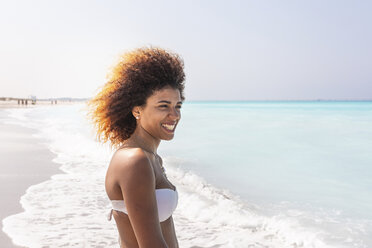 Junge Frau am Strand, Porträt - WPEF01038