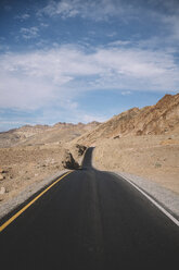 Leere Straße gegen den Himmel an einem sonnigen Tag im Death Valley National Park - CAVF51386