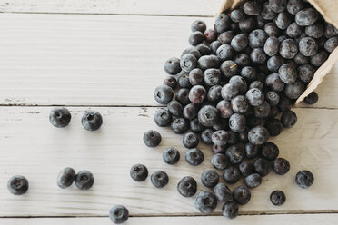 Hohe Winkelansicht von Blaubeeren auf Holztisch gefallen - CAVF51391