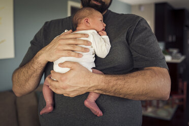 Mittelteil eines Vaters mit neugeborenem Jungen zu Hause - CAVF51417