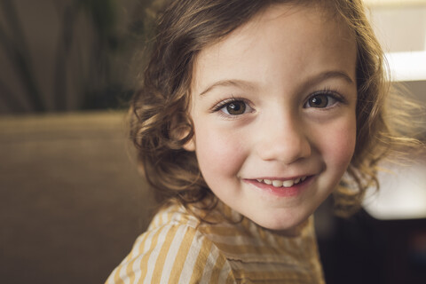 Nahaufnahme eines niedlichen lächelnden Mädchens, lizenzfreies Stockfoto