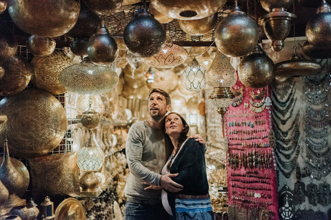 Schwangeres Paar im Souk, Marrakesch, Marokko, lizenzfreies Stockfoto