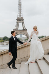 Braut und Bräutigam, Eiffelturm im Hintergrund, Paris, Frankreich - CUF46340