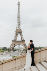 Braut und Bräutigam, Eiffelturm im Hintergrund, Paris, Frankreich - CUF46341